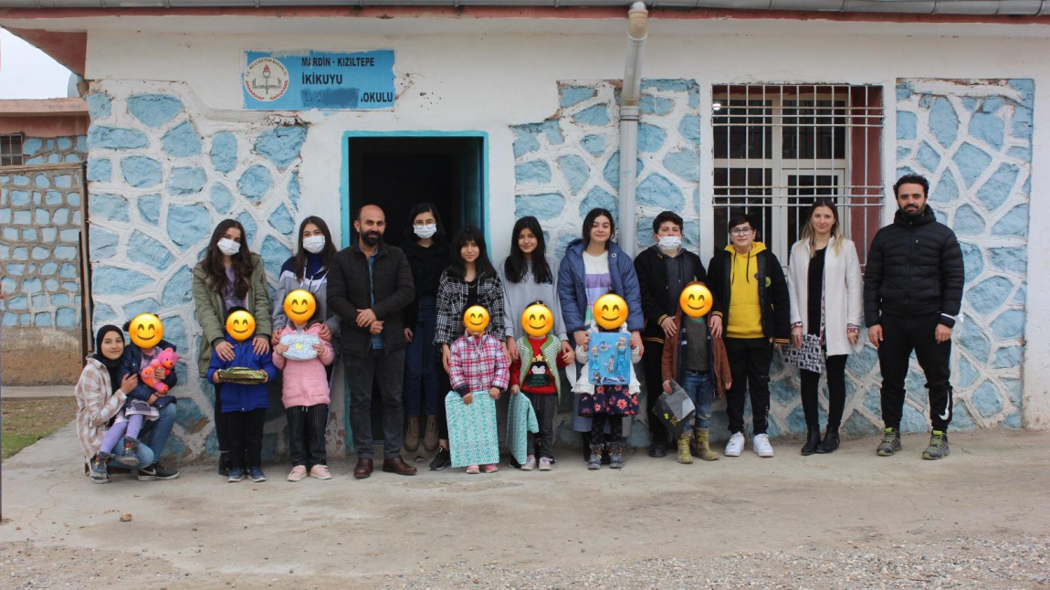 Sakarya Anadolu Lisesindeki abi ve ablalarından İkikuyu Köyü Anaokulundaki çocuklara yılbaşı hediyeleri